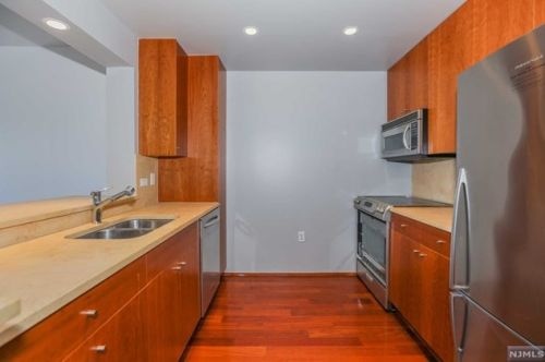 3104 City Pl, Edgewater NJ  07020-3145 exterior
