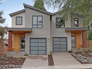 8558 20th Ave, Portland, OR 97219-4184