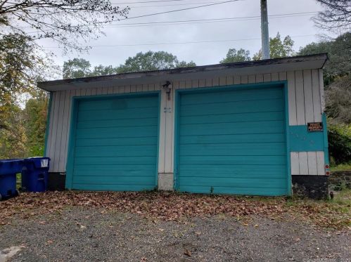 1136 Chase Pkwy, Waterbury, CT 06708-2943