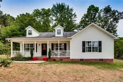 814 Charter Oaks Dr, Randleman, NC 27317-8190
