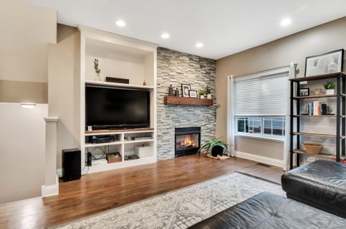 306 Southwicke Dr, Streamwood, IL 60107-3374