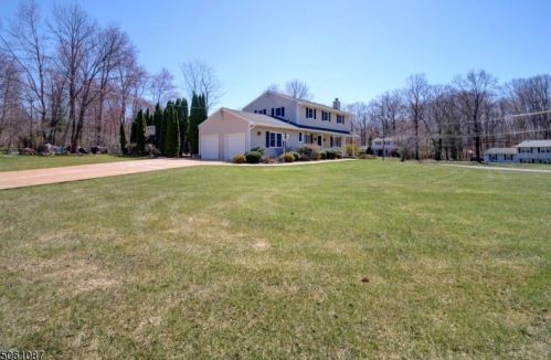 2 Jefferson Dr, Roxbury Township, NJ 07836-9220