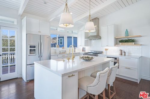 15075 Rayneta Dr, Van Nuys, CA 91403-4427