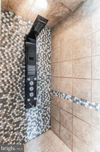 7318 Eggar Woods Ln, Springfield VA  22153-2012 exterior