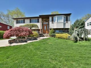 16 Magnolia Ave, Hazlet, NJ 07730-2124
