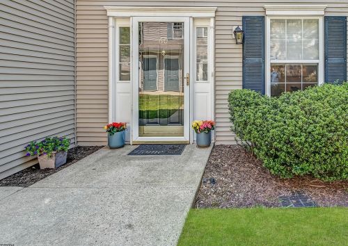 60 Greenbrook Dr, Bloomfield, NJ 07003-2883