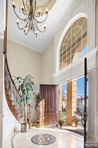 375 Oncrest Ter, Cliffside Park, NJ 07010-2712