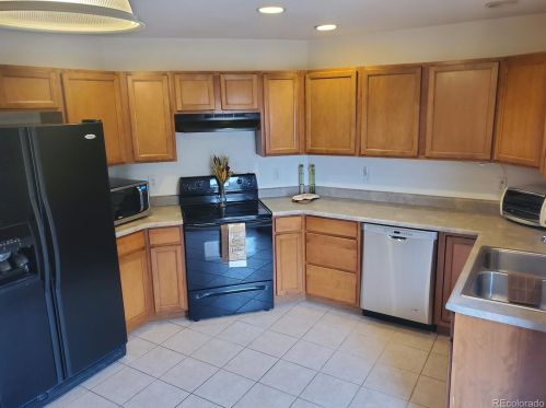 212 Caddoa Dr, Pueblo, CO 81007-1623