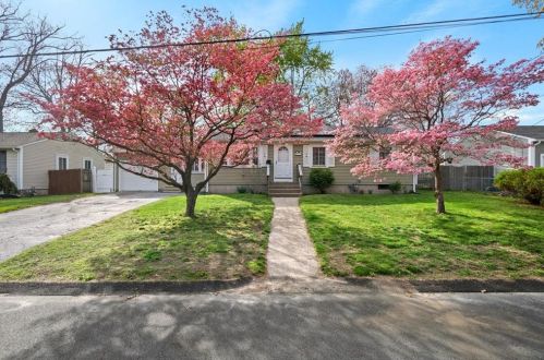 77 Adrian St, Warwick, RI 02886-2403