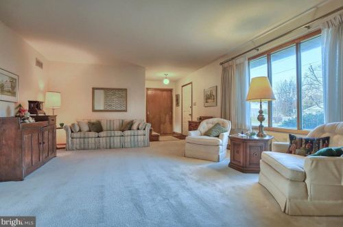 208 Garland Dr, Carlisle PA  17013-4271 exterior