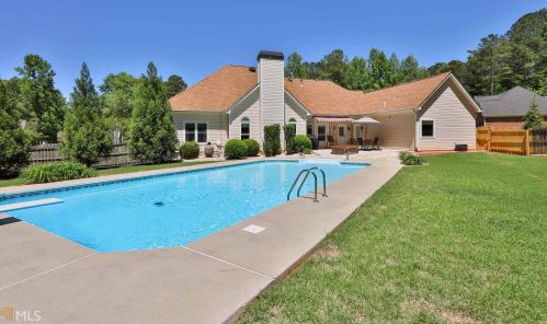 73 Fairfax St, Newnan, GA 30265-2136