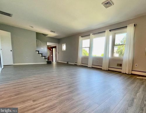 28220 School House Rd, Columbus, NJ 08022-1828