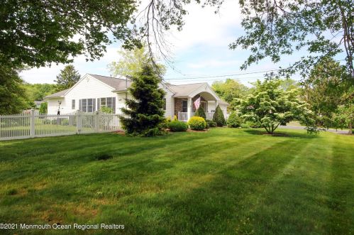 30 Acker Dr, Middletown, NJ 07748-1636