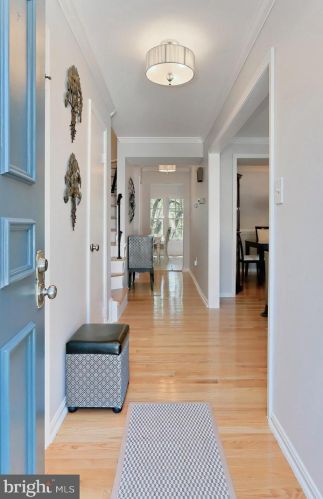 8134 Sleepy View Ln, Springfield, VA 22153-2947