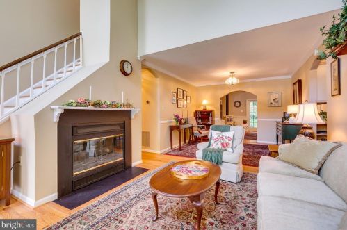 1650 Bennington Hollow Ln, Herndon, VA 20194-1616