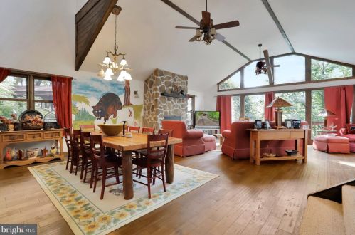 377 Salmon Ln, Berkeley Springs, WV 25411-3682