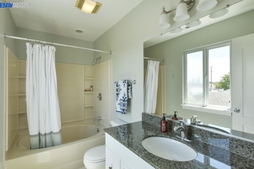 285 Stoakes Ave, San Leandro CA 94577-1735 exterior