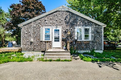 90 Beechwood St, Thomaston, ME 04861-3617