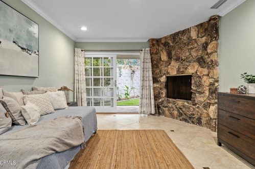3333 Country Club Dr, Glendale CA  91208-1717 exterior