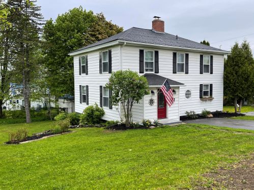 28 Hillside St, Presque Isle, ME 04769-2426