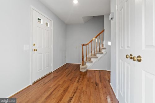 5835 Oakland Park Dr, Springfield VA  22015-2438 exterior