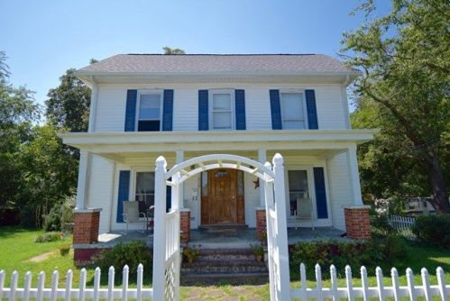 310 Custis St, Crewe VA  23930-2018 exterior