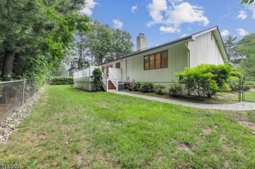 16 Knollwood Dr, Town Center NJ  07052-2406 exterior