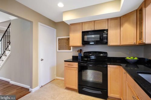 6705 Little Ann Ct, Springfield VA  22152-2629 exterior