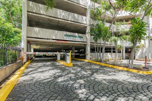 300 Wai Nani Way, Honolulu HI 96815-3961 exterior