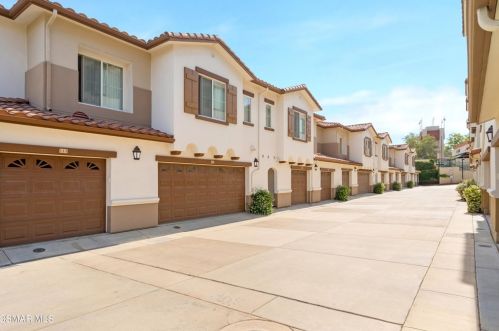 469 Country Club Dr, Simi Valley CA  93065-8391 exterior