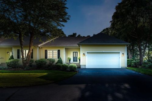 95 Crickett Cir, Warwick, RI 02818-1252