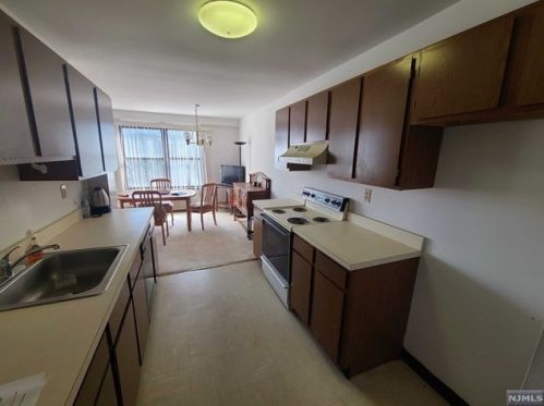 584 Anderson Ave, Cliffside Park NJ  07010-1727 exterior