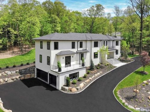 55 Kennedy Dr, Cresskill, NJ 07626-1714