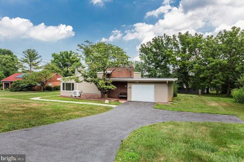 15 Urban Dr, Lancaster, PA 17603-4039