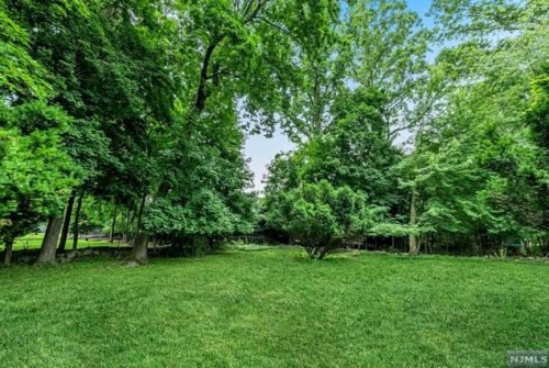 85 Crescent Ave, Allendale, NJ 07401-1330