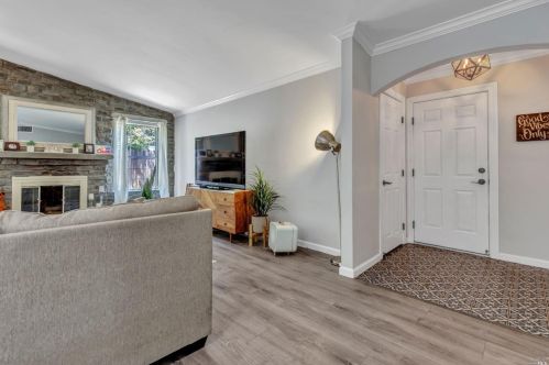272 Edwin Dr, Vacaville, CA 95687-5208