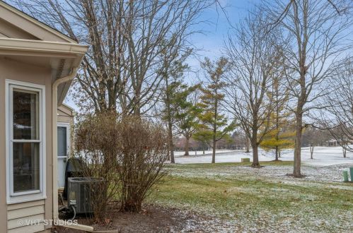 299 Willow Pkwy, Buffalo Grove IL  60089-4640 exterior