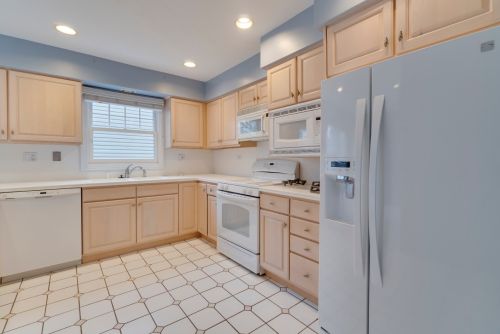 984 Thompson Blvd, Buffalo Grove IL  60089-1018 exterior