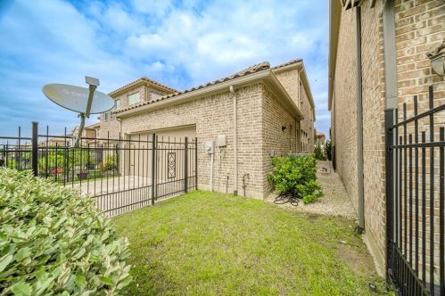 6731 Deleon St, Irving TX  75039-3437 exterior