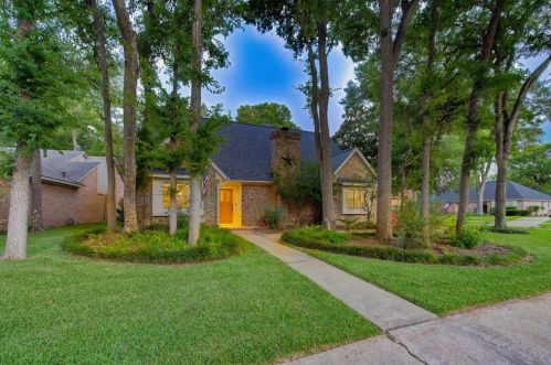 2135 Richmond Dr, Richmond, TX 77406-1236