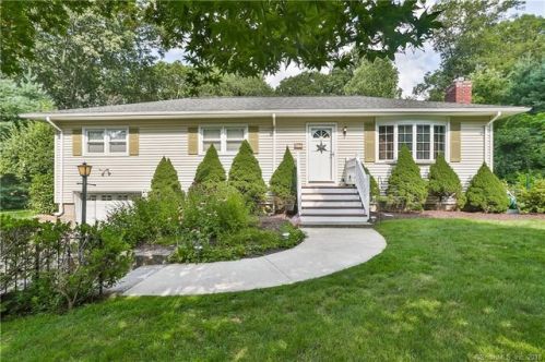 61 Rolling Ridge Rd, Huntington, CT 06484-5750