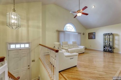 16 Forest Pl, Rochelle Park, NJ 07662-3938