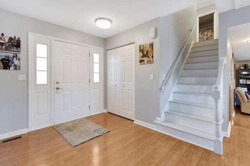 586 Independence Ave, South Elgin, IL 60177-2553