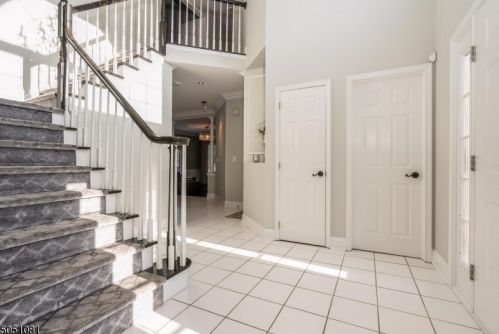 28 Goosetown Dr, Clinton, NJ 08809-2603