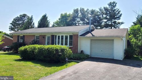 1142 Tuscawilla Dr, Charles Town, WV 25414-5052