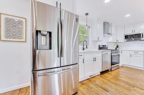 1090 Avery St, Wapping CT  06074-2301 exterior