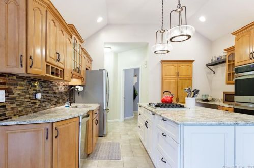 89 Falcon Ridge Rd, Torrington CT  06790-4389 exterior