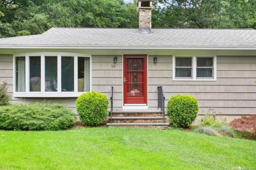 16 Twin Brook Dr, Huntington, CT 06484-3421