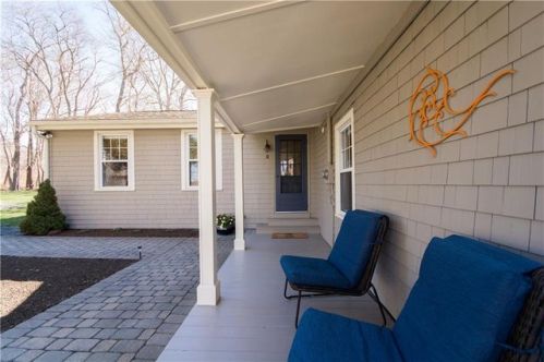 8 Summit Dr, Warren, RI 02885-1314