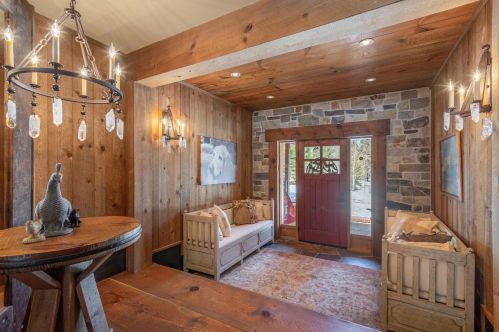 11165 Thelin Dr, Truckee, CA 96161-3104